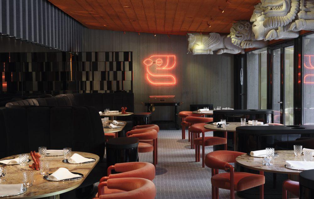 Restaurant Tantris DNA im ehemaligen Gartensalon mit warmem 70er-Jahre-Interieur